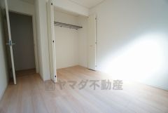 木目調のシンプルデザインで落ち着きと安らぎの空間に仕上げています。各部屋に収納が完備されているので、お荷物が多くなっても安心の設計です。