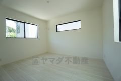 住む人のこだわりを活かす洋室＾＾日当たりがよく、寝室としての利用もおすすめ。広めのクローゼットもあり荷物もすっきり片付けれ、ゆとりのある暮らしが出来ます＾＾
