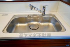 色も形もキレイなシンクは、広さも確保しているので、大きめの鍋も簡単に洗えます。