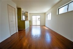 同仕様写真。家族が集まる開放的なリビング。約17帖の大空間で毎日のお食事が楽しみです＾＾思い思いの時間を過ごしたり、家族みんなで食事をしたり、素敵な団らんの場になりますね。