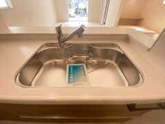 広々とした凸型シンクに洗剤ポケットを標準装備。大きなお鍋など洗いやすいです。洗剤や石鹸、スポンジもすっきりできる収納付き。