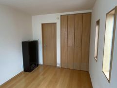 木目調のシンプルデザインで落ち着きと安らぎの空間に仕上げています。各部屋に収納が完備されているので、お荷物が多くなっても安心の設計です。