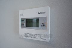 給湯器リモコンはキッチン横からボタンひとつで操作が楽々。通話ボタン付きでお子様とも会話ができて安心です。