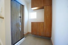 採光も考えられた明るい玄関です。自動で閉まるタッチキーとTVインターホンが装備されているので、セキュリティーも安心。