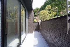南側に面したバルコニーは日当たり良好です。お洗濯物も気持ちよく干せそうです。