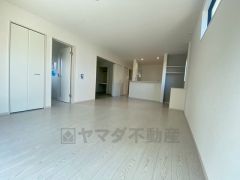 大きな窓のあるリビングは、陽光あふれる明るい空間です。居心地良く、ご家族皆がゆったり寛げる憩いの空間となりそうです。