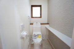 温水洗浄機付トイレです。節水機能もあるので、安心して使えますね。もちろん、1階2階の2ヶ所にトイレがあるので、忙しい朝にもゆとりができますね。
