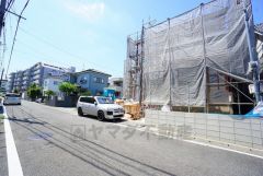 前面道路は南側約6ｍ。車の離合もスムーズです＾＾ コンビニ徒歩6分。スーパー徒歩10分。 周辺環境が充実。