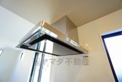 調理により発生する油煙や臭いを吸い込み、屋外へ排気してくれます。