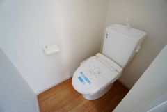 温水洗浄機付トイレです。節水機能もあるので、安心して使えますね。もちろん、1階2階の2ヶ所にトイレがあるので、忙しい朝にもゆとりができますね。