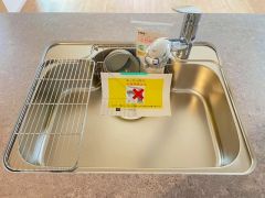広々とした凸型シンクに洗剤ポケットを標準装備。大きなお鍋など洗いやすいです。洗剤や石鹸、スポンジもすっきりできる収納付き。