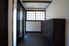 たっぷり収納できるシューズボックスです。家族全員の靴がきれいに整頓できます。棚の上にお花や写真を飾っても良いですね。