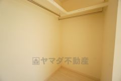 ハンガーパイプ付で散らかりがちな洋服類もきれいに整理できます。使用頻度が少ないものは枕棚の上に、足元には3段ボックスを置いて、フル活用できるクローゼットです＾＾