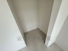 収納力豊富なウォークインクローゼット付き。洋服や小物などを1箇所にまとめて美しい収納を実現します。