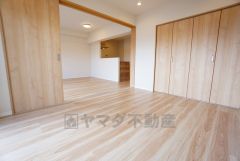 住む人のこだわりを活かす洋室＾＾日当たりがよく、寝室としての利用もおすすめ。広めのクローゼットもあり荷物もすっきり片付けれ、ゆとりのある暮らしが出来ます＾＾