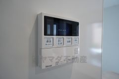 キッチン横からお湯張り、追い炊き、足し湯がボタン一つで楽々操作できる給湯機リモコンです＾＾忙しい夕飯の準備の時間帯に重宝しますね。