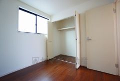 全居室に収納完備。下段を引き出し収納にするなど、空いたスペースを有効活用すれば収納力がグッと高まります。常に整理整頓されたお部屋は気持ちがいいです＾＾