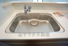 広々とした凸型シンクに洗剤ポケットを標準装備。大きなお鍋など洗いやすいです。洗剤や石鹸、スポンジもすっきりできる収納付き。