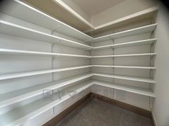 シューズインクローゼットも完備されており、玄関収納も問題ありません。棚の上にお花など飾ってインテリアも楽しめますね。