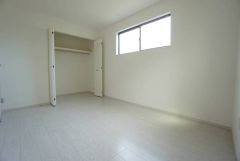 明るい洋室です。ナチュラル色のフローリングで開放的な優しい雰囲気になっています＾＾ベッドや机、ＴＶを置いてもゆとりのある広さです。