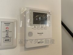 防犯はもちろん、セールスマン対策にもなるモニター付きインターホンです。 来訪者の顔が見えるので安心ですね＾＾
