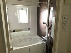 1日の疲れを癒すくつろぎのバスルーム。足を伸ばしてもゆったりと入れるサイズです。お子様と一緒にお風呂に入っても狭くないですね^^