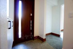 玄関ホールは広めに確保しました。和室へ続く土間収納があり、アウトドア用品や自転車などの保管に重宝しますね＾＾