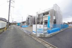 角地で陽当り・風通し良好です＾＾停めやすい並列駐車4台。