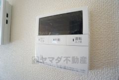 キッチン横からお湯張り、追い炊き、足し湯がボタン一つで楽々操作できる給湯機リモコンです＾＾忙しい夕飯の準備の時間帯に重宝しますね。