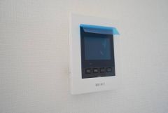 ドアを開けずに来訪者を確認できるモニター付インターフォン。防犯はもちろん、セールスマン対策にもなりますね＾＾