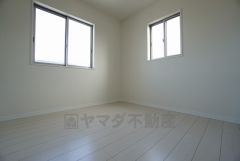 同仕様写真。2面採光を確保した明るい室内は、風通しも良く、大変居心地の良い空間となっております。爽やかな風を感じて起きる朝は、快適生活の始まりに。