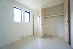 2面採光を確保した明るい室内は、風通しも良く、大変居心地の良い空間となっております。爽やかな風を感じて起きる朝は、快適生活の始まりに。