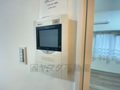 防犯性もばっちり、TVモニター付きインターフォン完備。大きなモニターで玄関先を確認できます。録画機能が付いているので不在時の訪問者も確認できて安心です^^