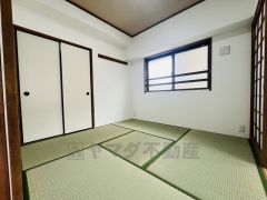 リビングからの続き間として和室をご用意しました。普段はリビングとつなげて開放的なスペースとして。来客時には客間としてお使いいただけます。