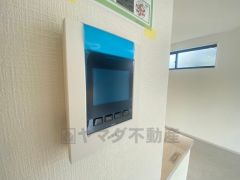 防犯性もばっちり、TVモニター付きインターフォン完備。大きなモニターで玄関先を確認できます。録画機能が付いているので不在時の訪問者も確認できて安心です^^