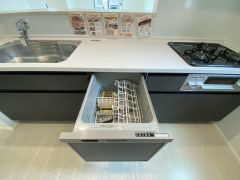 家事の時間が短縮できる食器洗浄乾燥機付。後片付けもラクラクです。 食器を洗う手間が減るので家族とのコミュニケーションの時間や自分の時間が増えますね。