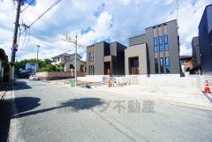 こちらの前面道路は南側6ｍ。お車の離合や、駐車もスムーズです＾＾オール電化。西鉄バス西伊岐須停まで徒歩14分＾＾