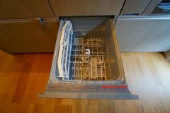食事の後の手間を解消する食器洗い乾燥機を標準装備。手洗いよりも断然節約でき、節水で自然にもやさしいです。