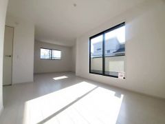 2面採光を確保した明るい室内は、風通しも良く、大変居心地の良い空間となっております。爽やかな風を感じて起きる朝は、快適生活の始まりに。