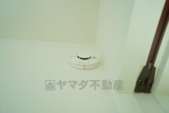 火災による煙や熱を感知して、警報音やブザー等で火災の発生を知らせてくれる火災警報器。