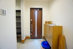 たっぷり収納できるシューズボックスです。家族全員の靴がきれいに整頓できます。棚の上にお花や写真を飾っても良いですね。