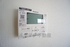 給湯器リモコンはキッチン横からボタンひとつで操作が楽々。通話ボタン付きでお子様とも会話ができて安心です。