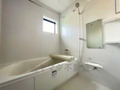 同仕様写真。1日の疲れを癒すくつろぎのバスルーム。足を伸ばしてもゆったりと入れるサイズです。お子様と一緒にお風呂に入っても狭くないですね^^