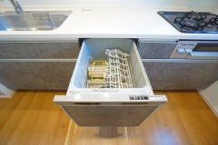 家事の時間が短縮できるフルオープンで開けやすい食器洗い乾燥機付。食事後に家族とのくつろぎタイムをしっかり取れます。