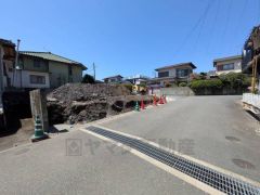 前面道路は公道北東側約6ｍ、北西側約6ｍ。幅広いため車の快適でゆとりのある生活空間で新生活を始めましょう^^