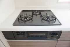 同仕様写真。3口コンロなので、効率よくお料理が楽しめます。毎日のお料理も楽しくなりますね＾＾
