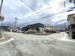 前面道路は公道南西約6ｍ、北西側約8ｍ。車の通行が少なく小さなお子様がいるご家庭でも安心して過ごせます＾＾