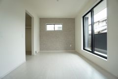 同仕様写真。主寝室としてお使いいただけそうなこちらのお部屋は、日当たりが良く、爽やかな風を感じて起きる朝は、快適生活の始まりに。