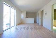 家族が集まる開放的なリビング。約18帖の大空間で毎日のお食事が楽しみです＾＾思い思いの時間を過ごしたり、家族みんなで食事をしたり、素敵な団らんの場になりますね。