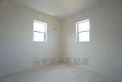 2面採光を確保した明るい室内は、風通しも良く、大変居心地の良い空間となっております。爽やかな風を感じて起きる朝は、快適生活の始まりに。